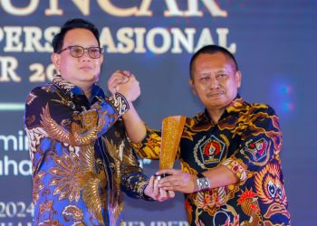 Pj Gubernur Jatim Adhy Karyono dan Ketua PWI Jatim Lutfil Hakim.