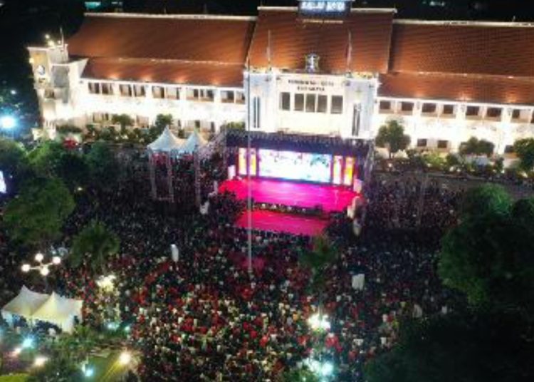 Suasana nonton bareng Timnas Indonesia U-23 vs Uzbekistan U-23 dalam pertandingan semifinal Piala Asia U-23 di halaman Balai Kota Surabaya.