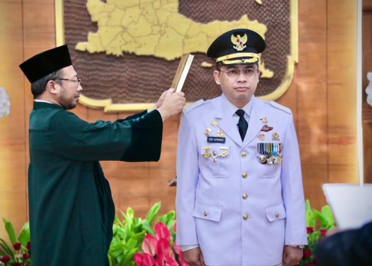 Pengambilan sumpah jabatan Eddy Supriyanto sebagai Pj. Wali Kota Madiun di Gedung Negara Grahadi, Surabaya.