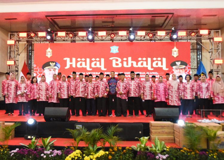 Wali Kota Eri bersama wakilnya Armuji dan pensiunan ASN Pemerintah Kota Surabaya dalam acara halal bihalal di Convention Hall Arif Rahman Hakim.