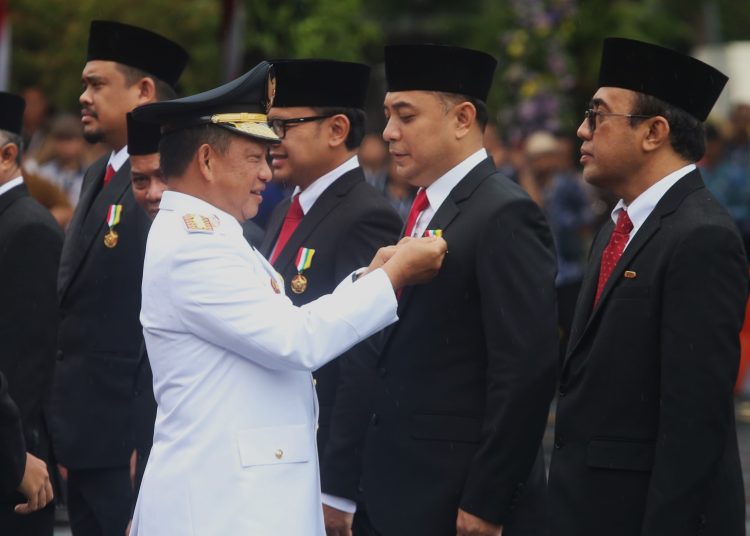 Menteri Dalam Negeri M. Tito Karnavian menyematkan tanda kehormatan Satyalancana Karya Bhakti Praja Nugraha kepada Wali Kota Surabaya Eri Cahyadi dalam upacara peringatan Hari Otonomi Daerah ke XXVIII.