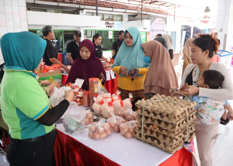 Para warga yang berbondong-bondong membeli produk yang ada pada event GPM.