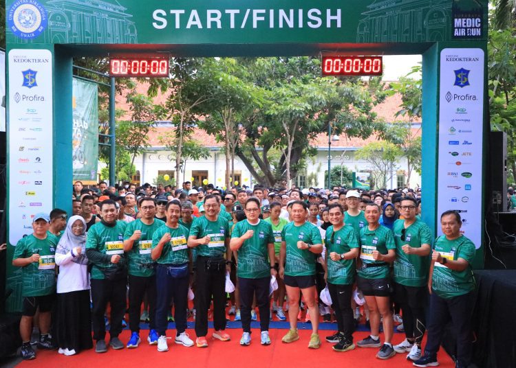 Para peserta Surabaya Medic Air Run 2024 jelang keberangkatan di halaman Kampus A Unair, Surabaya.