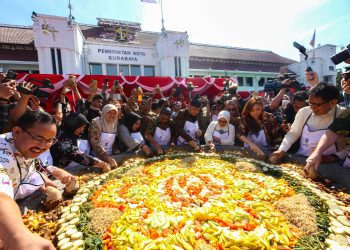 Wali Kota Surabaya Eri Cahyadi dan Wakil Wali Kota Surabaya Armuji ngulek rujak bareng di cobek raksasa pada Festival Rujak Uleg di halaman Balai Kota Surabaya.