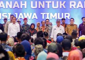 Presiden RI Joko Widodo pada penyerahan sertipikat tanah elektronik program redistribusi tanah di Banyuwangi.