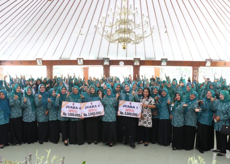 Foto Bersama usai penyerahan hadiah juara pada lomba Cipta Menu tahun 2024 di Pendopo Malowopati.