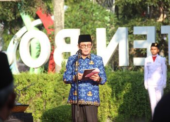 Pj Bupati Bojonegoro Adriyanto membacakan teks sambutan resmi Kementerian Komunikasi dan Informatika RI pada upacara Hari Kebangkitan Nasional.