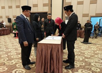 Pelantikan anggota Panwaslu tingkat kecamatan se-Kabupaten Bojonegoro di Dewarna Hotel Bojonegoro.