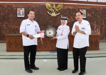 Penyerahan secara simbolis kendaraan dinas roda dua bagi koordinator pemungutan pajak di 28 kecamatan se-Bojonegoro.