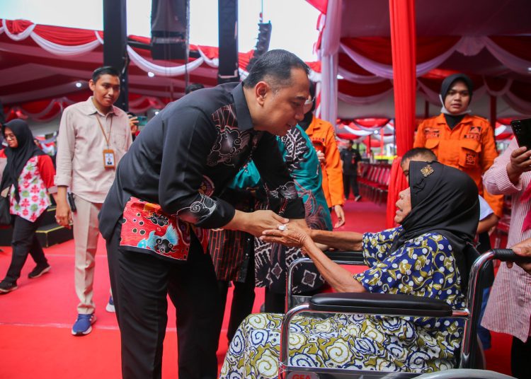 Wali Kota Surabaya Eri Cahyadi yang menghampiri lansia dalam acara Hari Lanjut Usia Nasional.