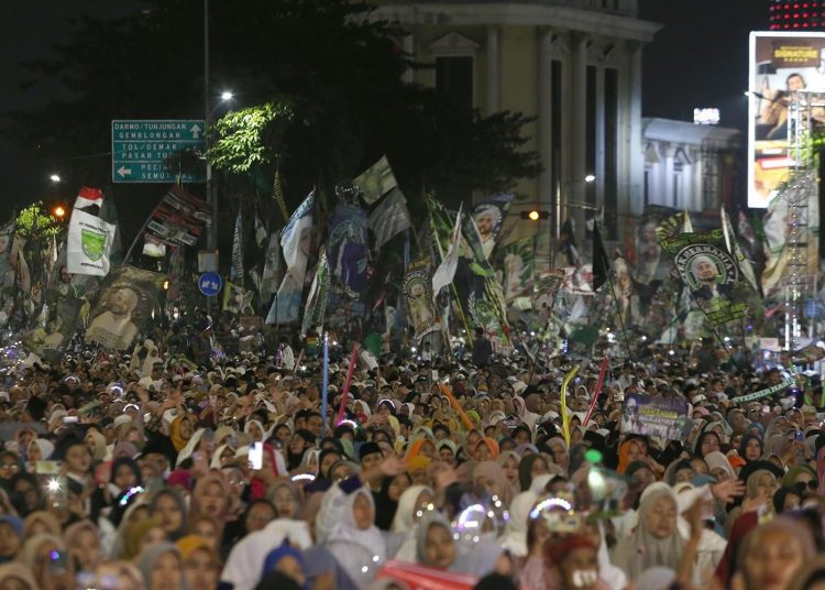 Ribuan warga hadirdalam pengajian sekaligus bersalawat bersama Habib Syech bin Abdul Qodir Assegaf di Tugu Pahlawan.