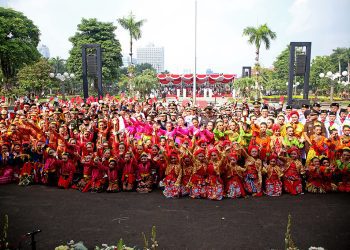 Para pelajar se-Surabaya yang ikut serta dalam memeriahkan Hari Pendidikan Nasional di Balai Kota Surabaya.