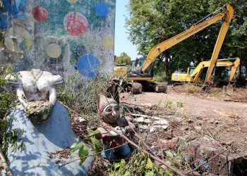 Proyek revitalisasi dalam rangka menghidupkan kembali THR-TRS di Surabaya.