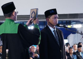 Pengambilan sumpah jabatan Bambang Pramujati yang dilantik menjadi rektor ITS.