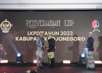 Penyerahan penghargaan dari Kepala BPK Jawa Timur Karyadi dan diterima Pj Bupati Bojonegoro Adriyanto di gedung BPK Jatim.