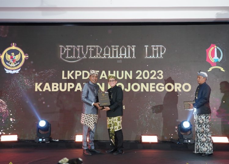 Penyerahan penghargaan dari Kepala BPK Jawa Timur Karyadi dan diterima Pj Bupati Bojonegoro Adriyanto di gedung BPK Jatim.