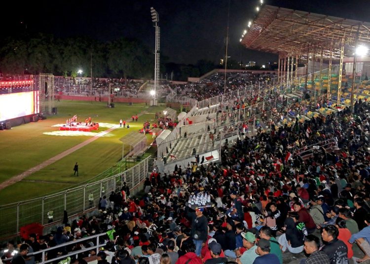 Suasana nonton bareng pertandingan Piala Asia U-23 perebutan juara ketiga antara Timnas Indonesia vs Irak di Stadion Gelora 10 Nopember Surabaya.