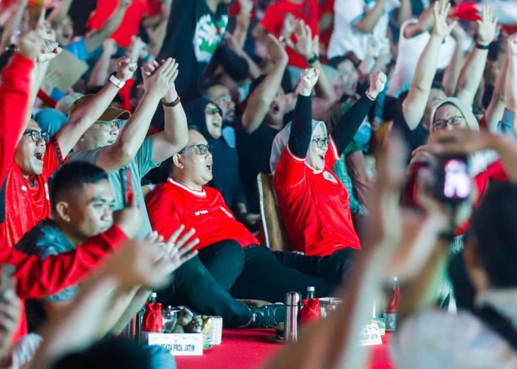 Pj Gubernur Jatim Adhy Karyono saat nobar Piala Asia U-23 di halaman gedung Negara Grahadi Surabaya.