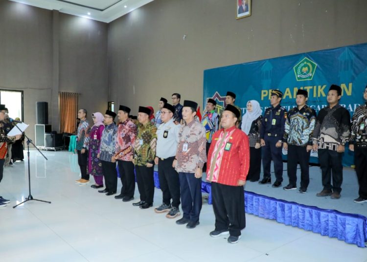 Pelantikan Petugas Penyelenggara Ibadah Haji Embarkasi Surabaya di gedung Muzdalifah Asrama Haji Surabaya.