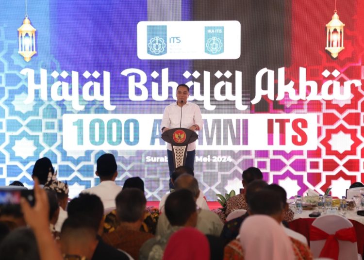 Wali Kota Surabaya Eri Cahyadi dalam halal bihalal bersama ikatan alumni Institut Sepuluh Nopember Surabaya.