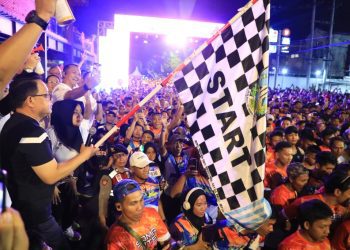 Pelepasan peserta Spirit of Majapahit SOMA Night Run di Alun-Alun Kota Mojokerto.
