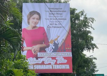 Baliho Asrilia Kurniati yang memberikan ucapan selamat ulang tahun untuk Kota Surabaya.