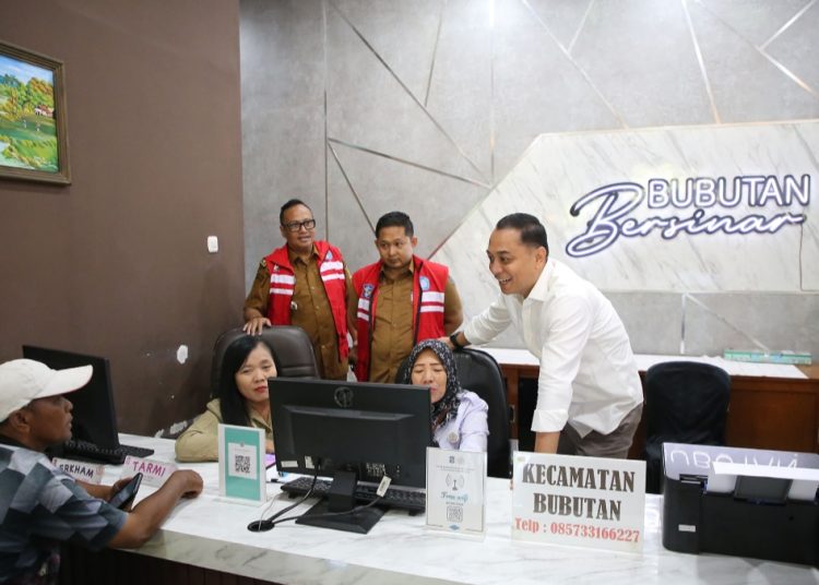 Wali Kota Surabaya Eri Cahyadi saat ngantor di Kelurahan Bubutan, Kecamatan Bubutan.