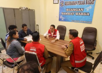 Wali Kota Surabaya Eri Cahyadi saat ngantor di Kelurahan Perak Barat, Kecamatan Krembangan.