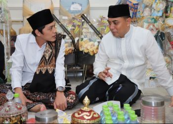Wali Kota Surabaya Eri Cahyadi bersama Gus Iqdam.