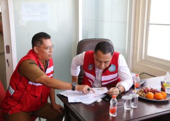 Wali Kota Surabaya Eri Cahyadi saat ngantor di Kelurahan Tanjung Perak, Kecamatan Pabean Cantian.