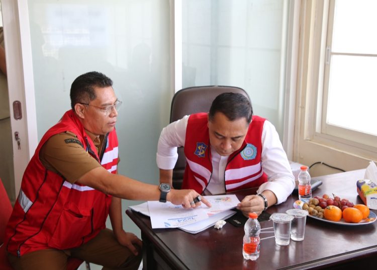 Wali Kota Surabaya Eri Cahyadi saat ngantor di Kelurahan Tanjung Perak, Kecamatan Pabean Cantian.