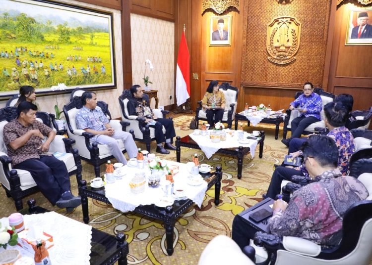 Suasana audiensi staf ahli Menteri Lingkungan Hidup dan Kehutanan Prof Haruni Krisnawati di gedung Negara Grahadi Surabaya.
