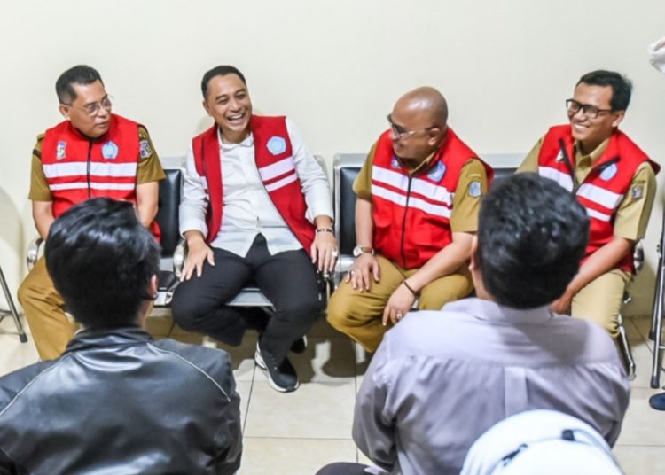 Wali Kota Surabaya Eri Cahyadi saat ngantor di Kelurahan Ujung, Kecamatan Semampir.
