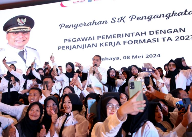 Para Pegawai Pemerintah dengan Perjanjian Kerja berfoto bersama dengan Wali Kota Surabaya Eri Cahyadi usai menerima SK pengangkatan.