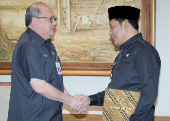 Pj Sekretaris Daerah Provinsi Jawa Timur Bobby Soemiarsono menyerahkan surat penunjukan Plt Bupati Sidoarjo kepada Wakil Bupati Sidoarjo Subandi.