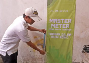 Percobaan kran air dalam peresmian master meter di Tambak Dalam Baru gang 9, Kecamatan Asemrowo Surabaya.