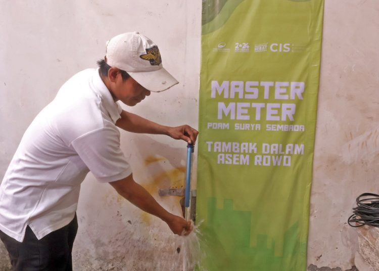 Percobaan kran air dalam peresmian master meter di Tambak Dalam Baru gang 9, Kecamatan Asemrowo Surabaya.