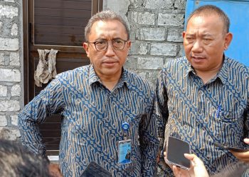 Direktur Utama PDAM Surabaya Arief Wisnu Cahyono (kiri) di sela peresmian master meter di kawasan Tambak Dalam Baru, Kecamatan Asemrowo.