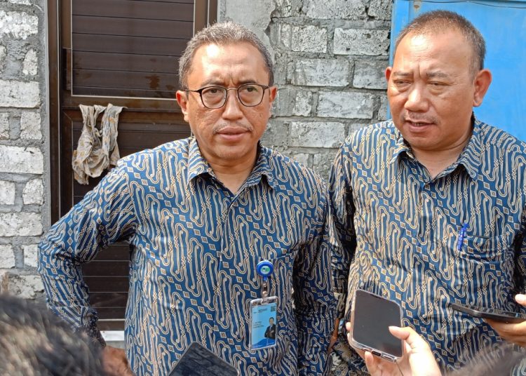 Direktur Utama PDAM Surabaya Arief Wisnu Cahyono (kiri) di sela peresmian master meter di kawasan Tambak Dalam Baru, Kecamatan Asemrowo.