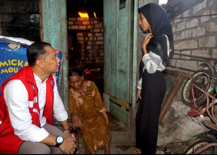 Wali Kota Surabaya Eri Cahyadi mendatangi rumah warga di sela mengantor di Kelurahan Asemrowo, Kecamatan Asemrowo.