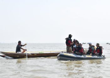 Patroli tim Satpol PP dan DKPP Surabaya untuk mengawasi penggunaan alat tangkap ikan ilegal.