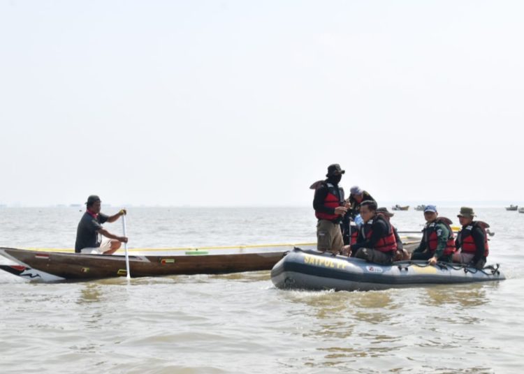 Patroli tim Satpol PP dan DKPP Surabaya untuk mengawasi penggunaan alat tangkap ikan ilegal.