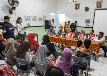 Wali Kota Surabaya Eri Cahyadi bertemu dengan warga saat ngantor'di Kelurahan Balongsari.