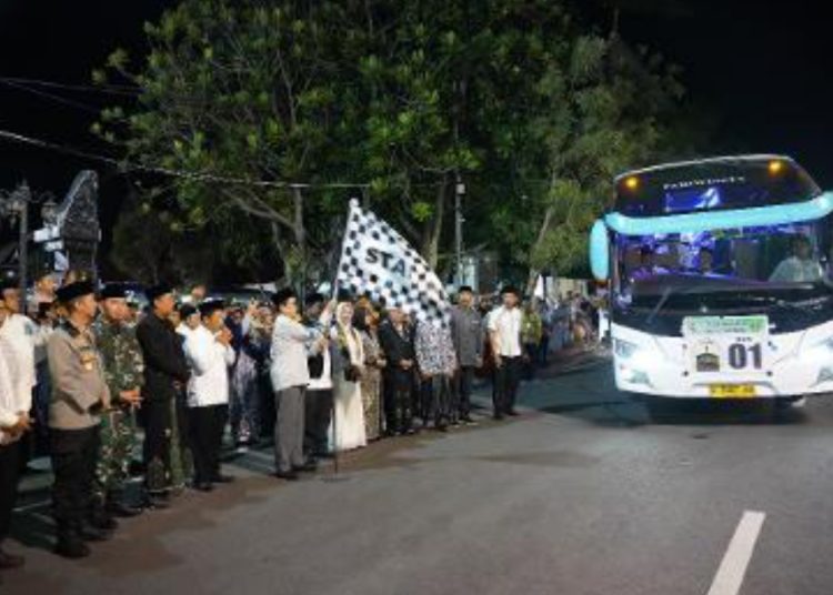 Pemberangkatan Calon Jemaah Haji Bojonegoro kloter 1, 2, 3 dan 4 menuju Asrama Haji Sukolilo Surabaya.