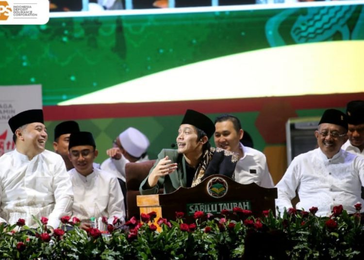 Wali Kota Surabaya Eri Cahyadi dan Wakil Wali Kota Armuji bersama Gus Iqdam dalam pengajian Akbar di Balai Kota Surabaya.