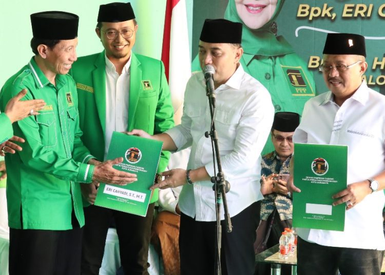 Eri Cahyadi dan Armuji saat mengembalikan formulir pendaftaran Bavawali-Bacawawali ke kantor DPC PPP Surabaya.