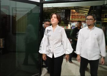 Asrilia Kurniati dan Satria Wicaksono saat tiba di kantor KPU Surabaya.