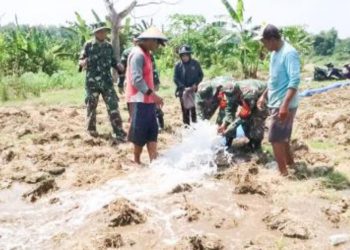 Pendampingan program pompanisasi, oleh jajaran Bintara Pembina Desa Kodim 0813 Bojonegoro kepada petani.