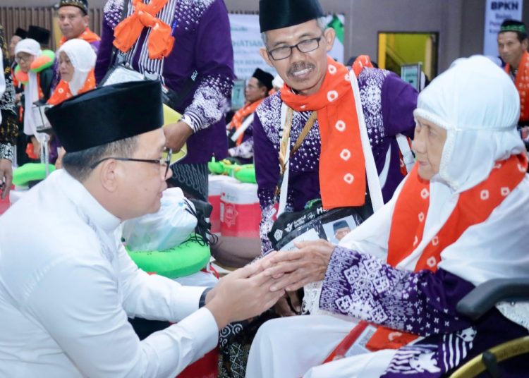 Pj Gubernur Jatim Adhy Karyono berbincang dengan calon jamaah haji di sela pelepasan kloter pertama embarkasi Surabaya ke Tanah Suci.