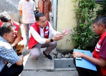 Wali Kota Surabaya Eri Cahyadi meninjau saluran bersama warga.